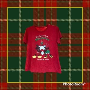 1x slim fit Disney Store Christmas T-shirt featuring Mickey and Minnie Mouse